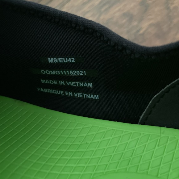 OOFOS Men's OOmg eeZee Low Shoe - Black Checkered, Size 9 EU 42 - Picture 9 of 10